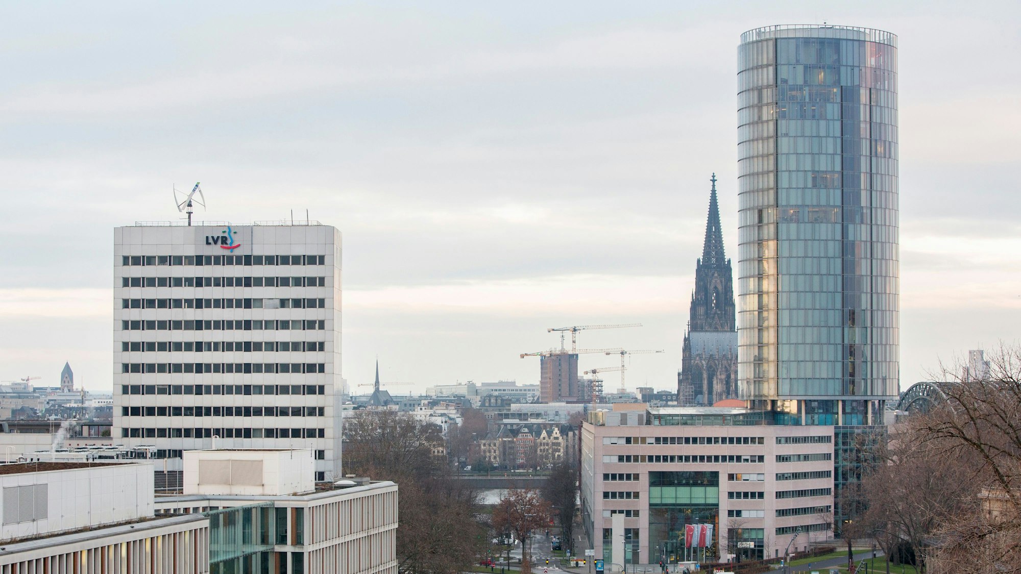 Das Bild zeigt den Blick von der Lanxess-Arena Richtung Innenstadt.