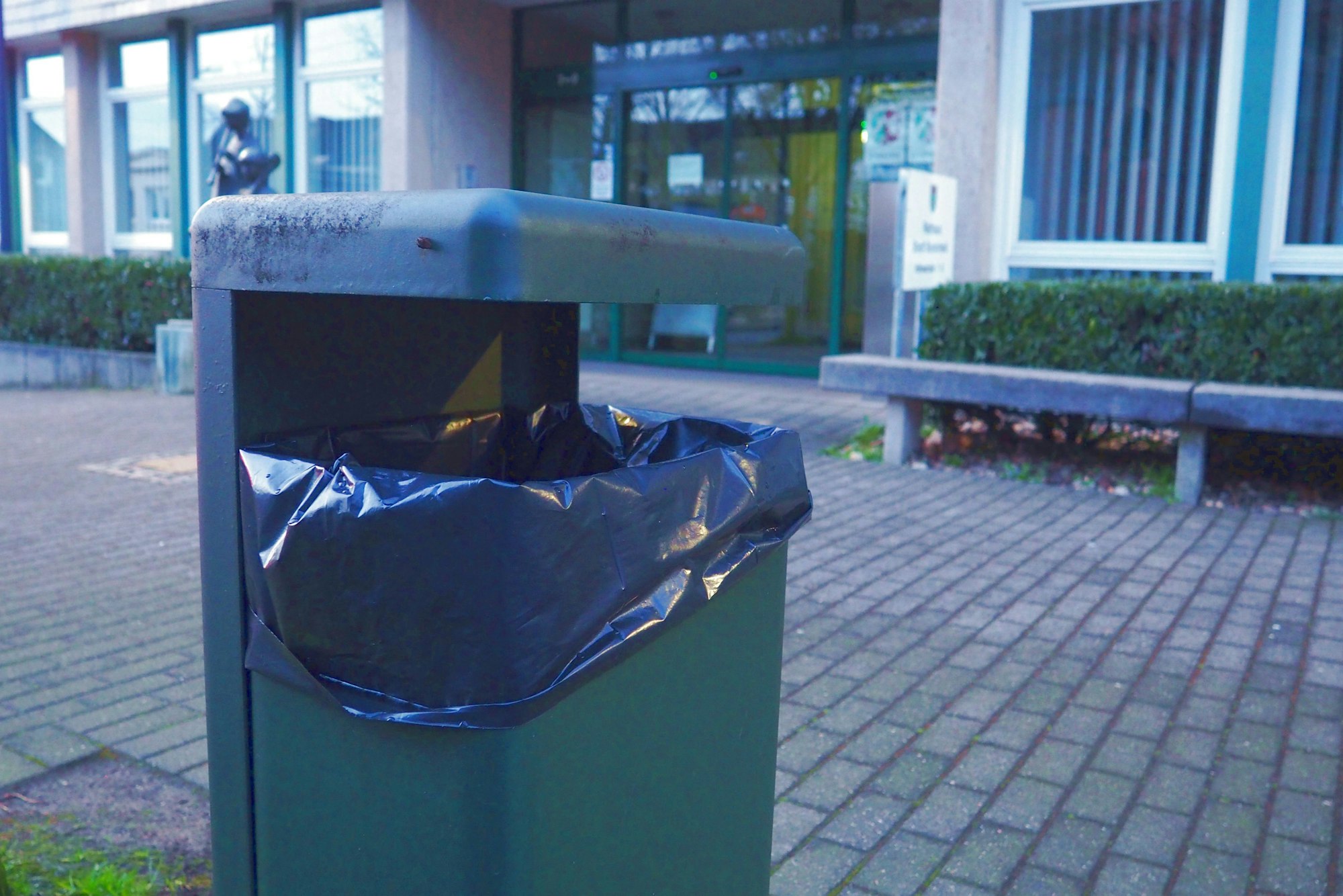 Ein öffentlicher Mülleimer vor dem Rathaus in Burscheid