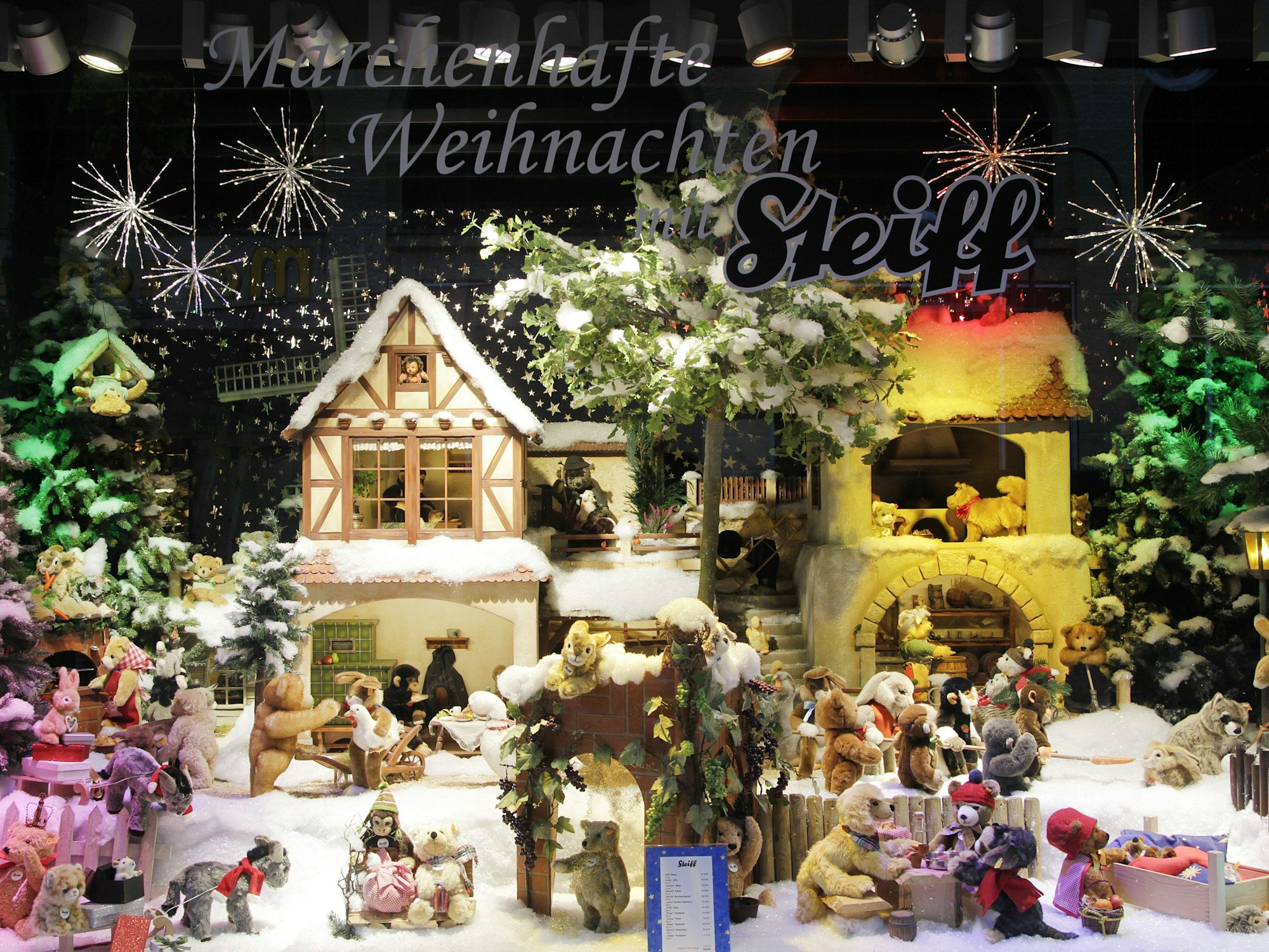 Blick in ein Schaufenster mit Teddys vor märchenhafter Kulisse