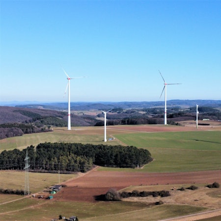 Das Drohnenfoto zeigt sieben Windkraftanlagen in der Landschaft bei Kall.