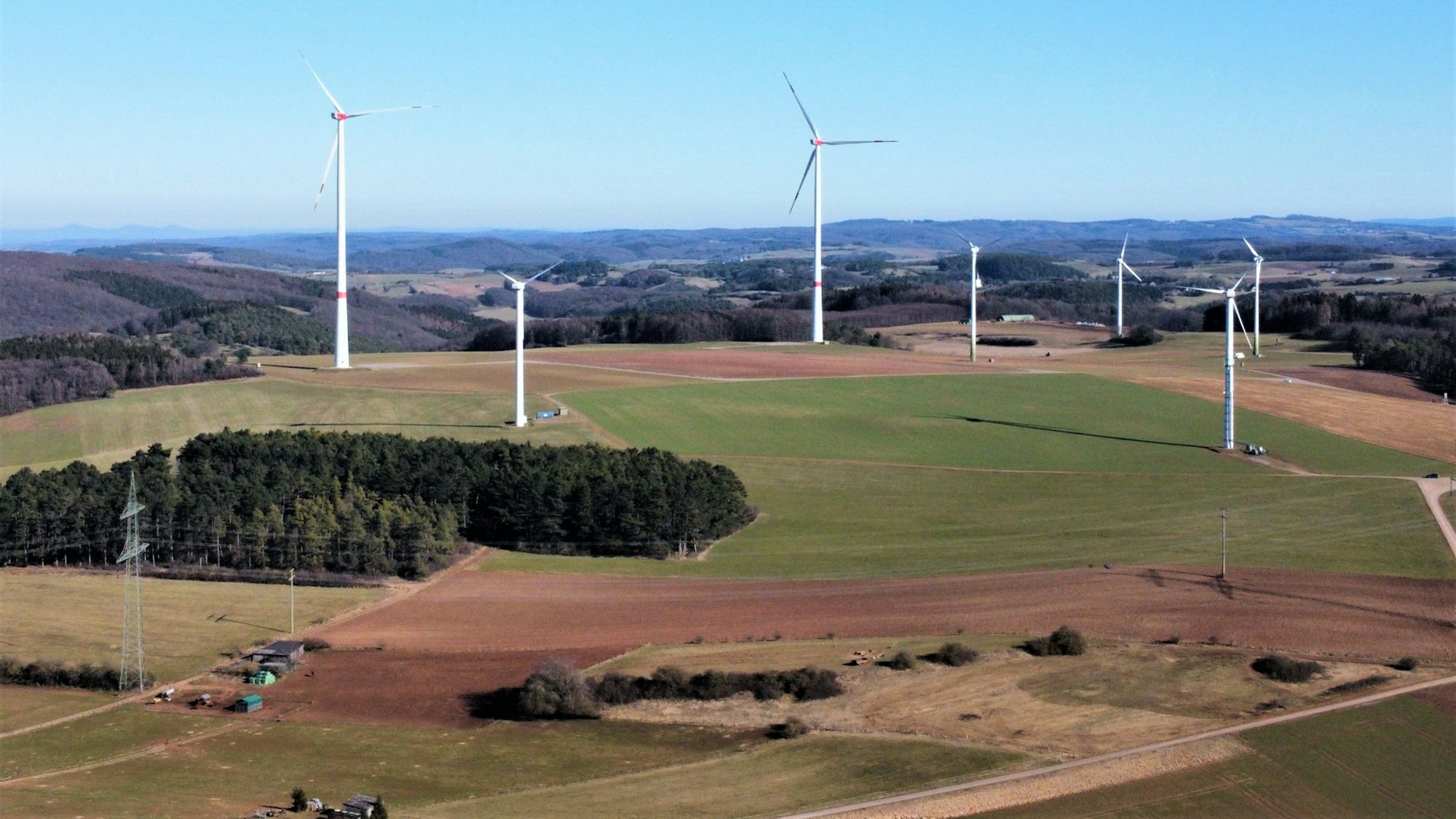 Blick auf den Windpark Ravelsberg bei Dottel.
