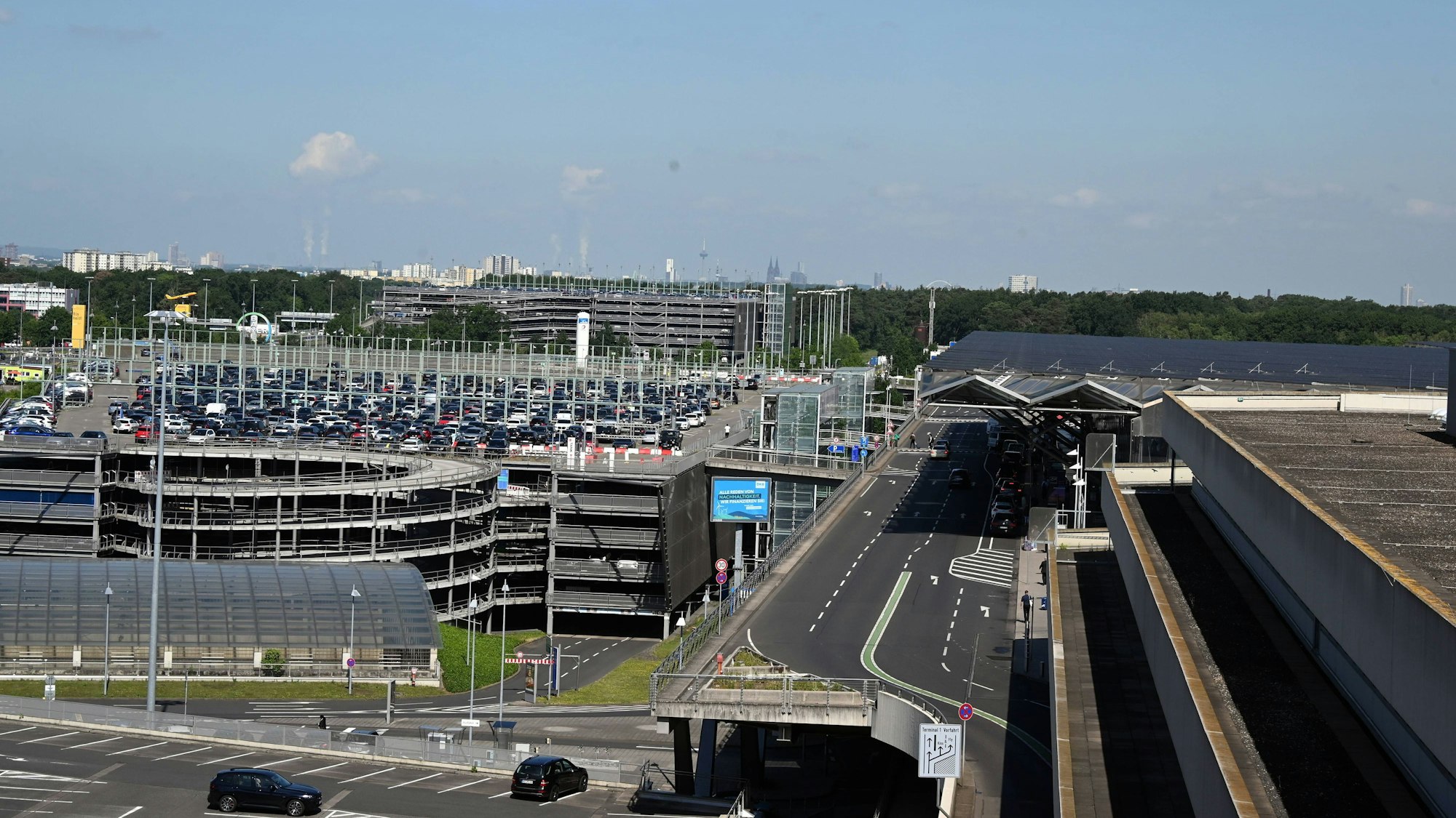 Die Parkplätze und Parkhaus vor dem Terminal am Flughafen Köln/Bonn