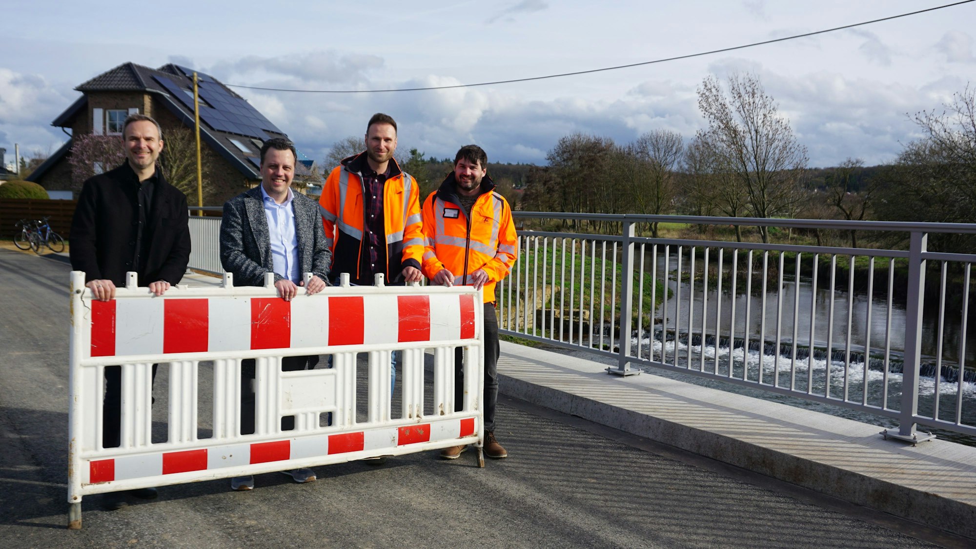 Der technische Beigeordnete Wolfgang Honecker (v.l.), Bürgermeister Sacha Reichelt und die Ingenieure der Firma Doser Kempen Krauser weihen die Brücke an der Friedrichstraße /Ecke Sternstraße ein.