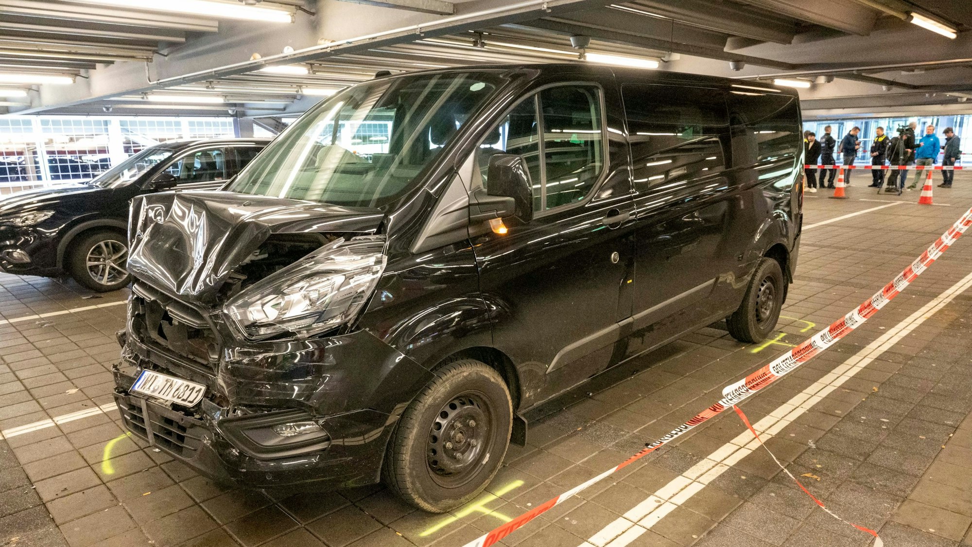 Diesen Ford Transit hatte der Amokfahrer am Flughafen Köln/Bonn genutzt.