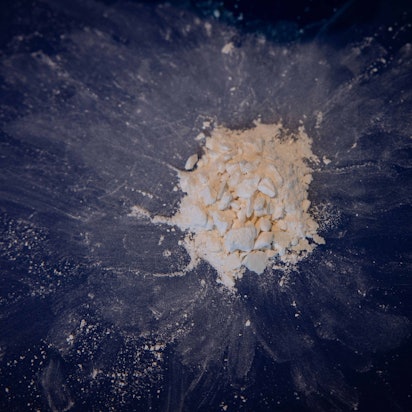 Gepresstes und hoch konzentriertes Kokain aus einem Kokainfund wird im Rahmen einer Pressekonferenz des Zoll Hamburg gezeigt.