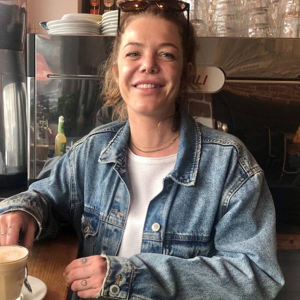 Junge Frau mit Cappuccino im Café