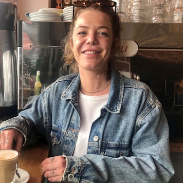 Junge Frau mit Cappuccino im Café
