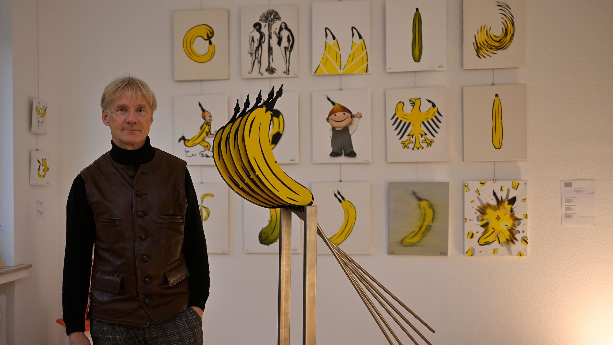 Thomas Baumgärtel steht vor seinen Kunstwerken.
