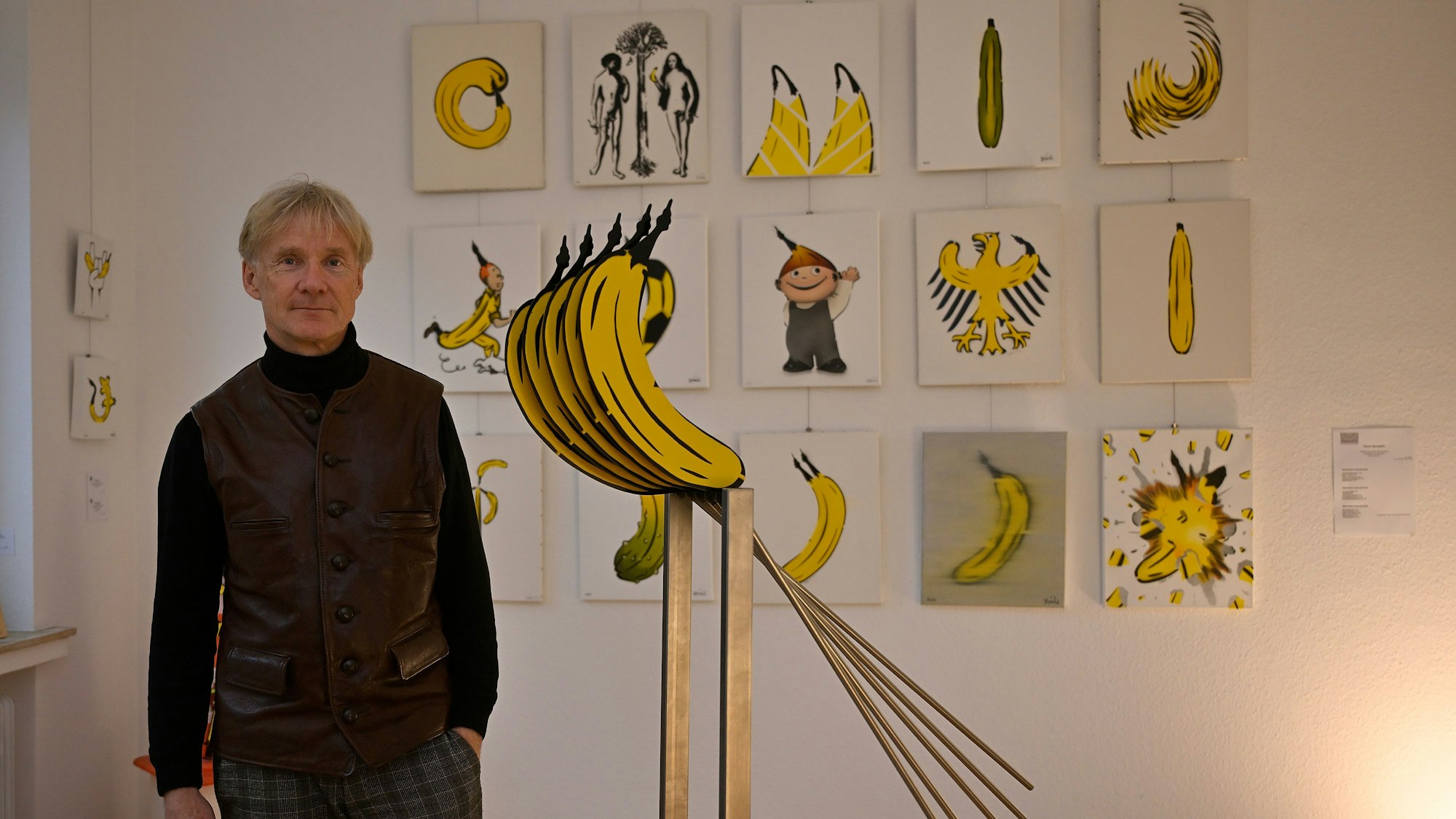 Thomas Baumgärtel steht vor seinen Kunstwerken.