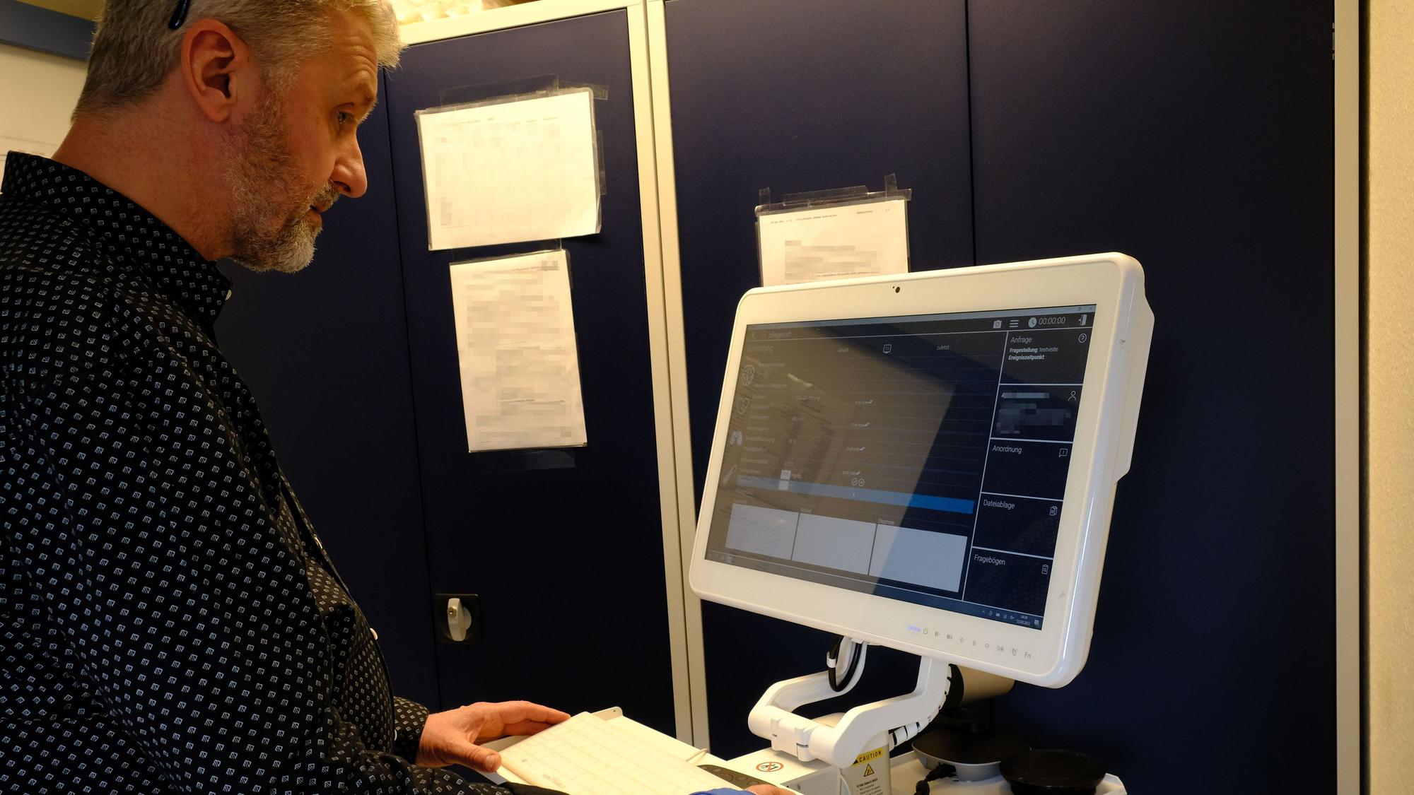 23.02.2023 Arno Brauckmann, Pflegedienstleiter beim Evangelischen Alten- und Pflegeheim in Gemünd, zieht nach der Erprobungsphase des AIDA-Systems ein positives Zwischenfazit der Telemedizin.