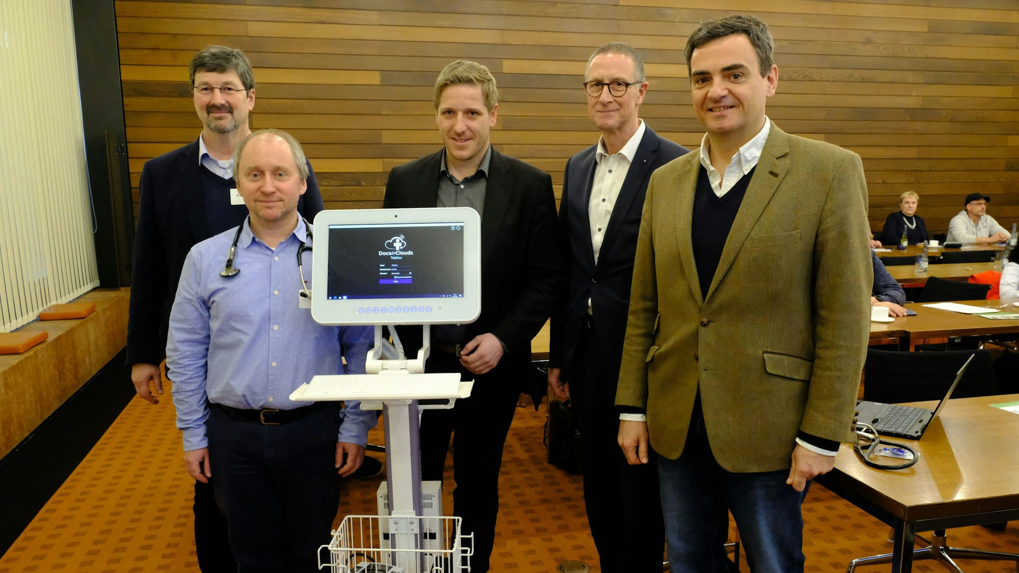 Präsentation des Tele-Docs im Euskirchener Kreishaus mit Michael Franssen, Dr. Michael Czaplik, Landrat Markus Ramers, AOK-Chef Helmut Schneider und Hausarzt Dr. Benedikt Zumbé.