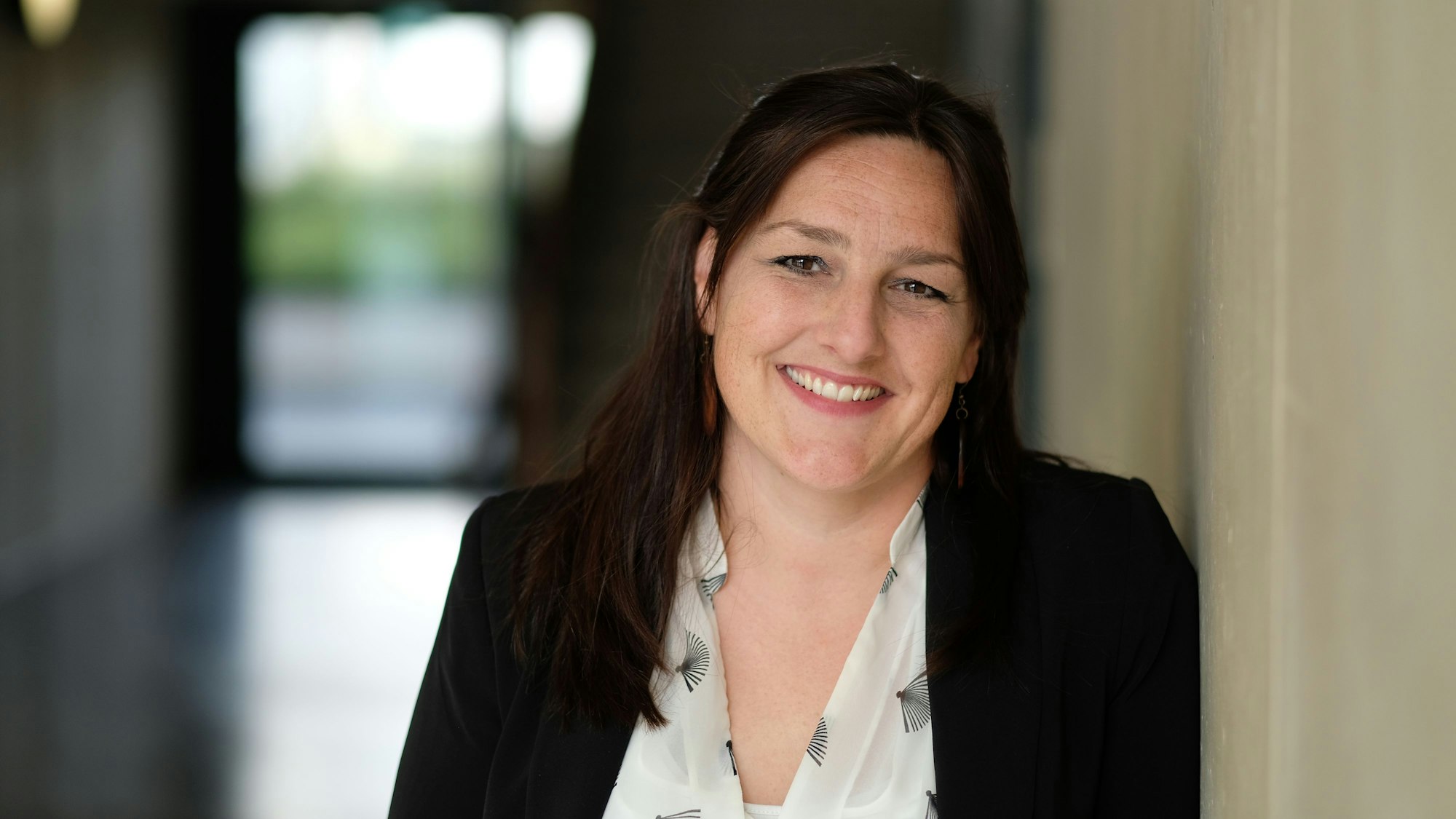 Sabine Terwelp, Mutter, trägt eine weiße Bluse und ein schwarzes Jackett.