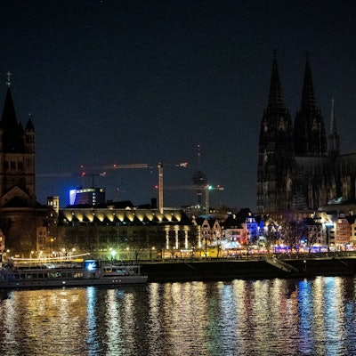 Der unbeleuchtete Kölner Dom vom Rhein aus fotografiert.