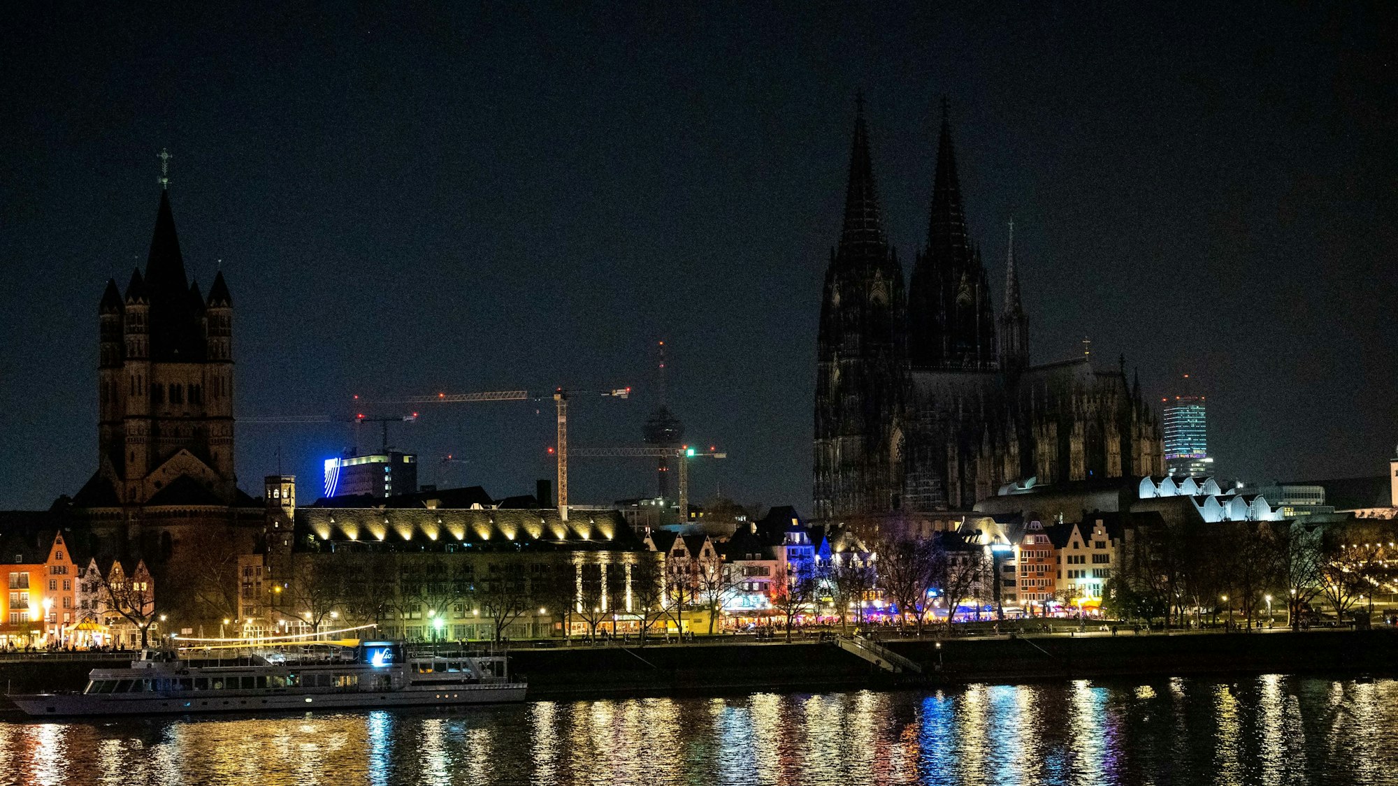 26.03.2022, Köln: Der Dom liegt im Dunkeln. Zur jährlichen "Earth-Hour" werden rund um den Globus von Wahrzeichen und prominenten Gebäuden die Beleuchtung für eine Stunde abgeschaltet. Foto: Uwe Weiser