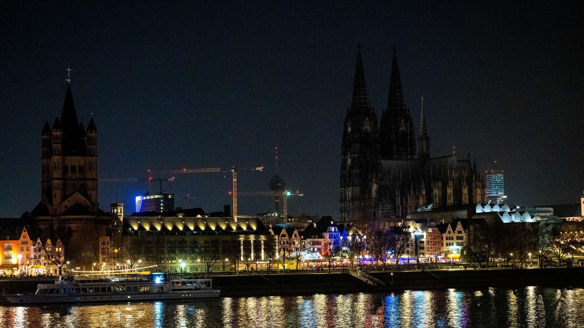 Der Kölner Dom während der „Earth Hour“ im Jahr 2022. (Archivfoto)