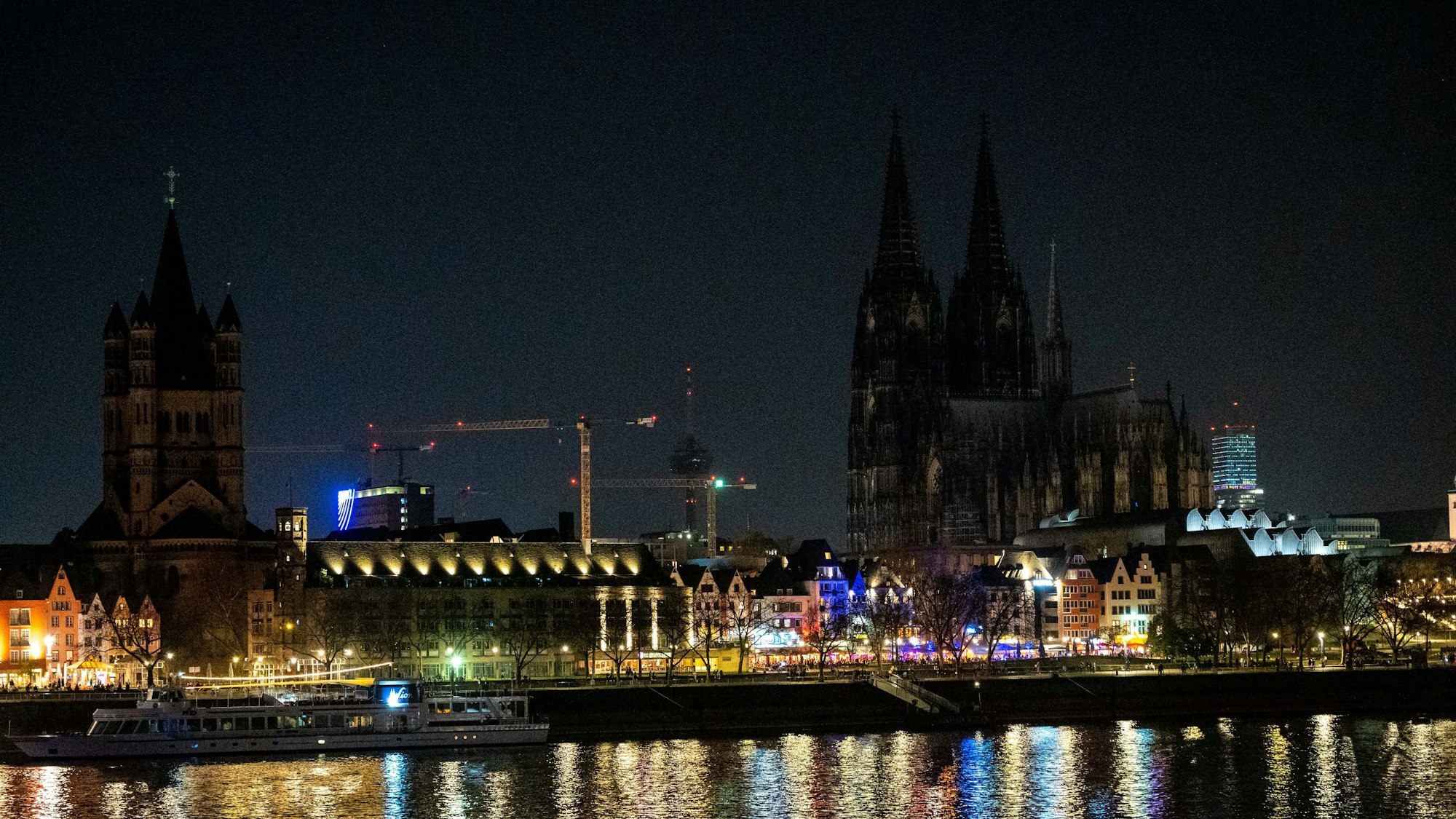 Der Kölner Dom während der „Earth Hour“ im Jahr 2022. (Archivfoto)