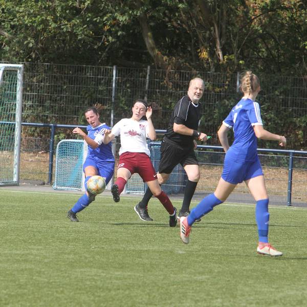 Victoria Binot (links) vom SV Menden und Paula Grammersbach vom SV Allner-Bödingen