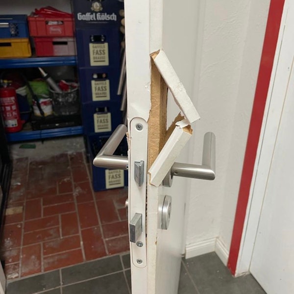 Die beschädigte Tür des Vereinsheims.