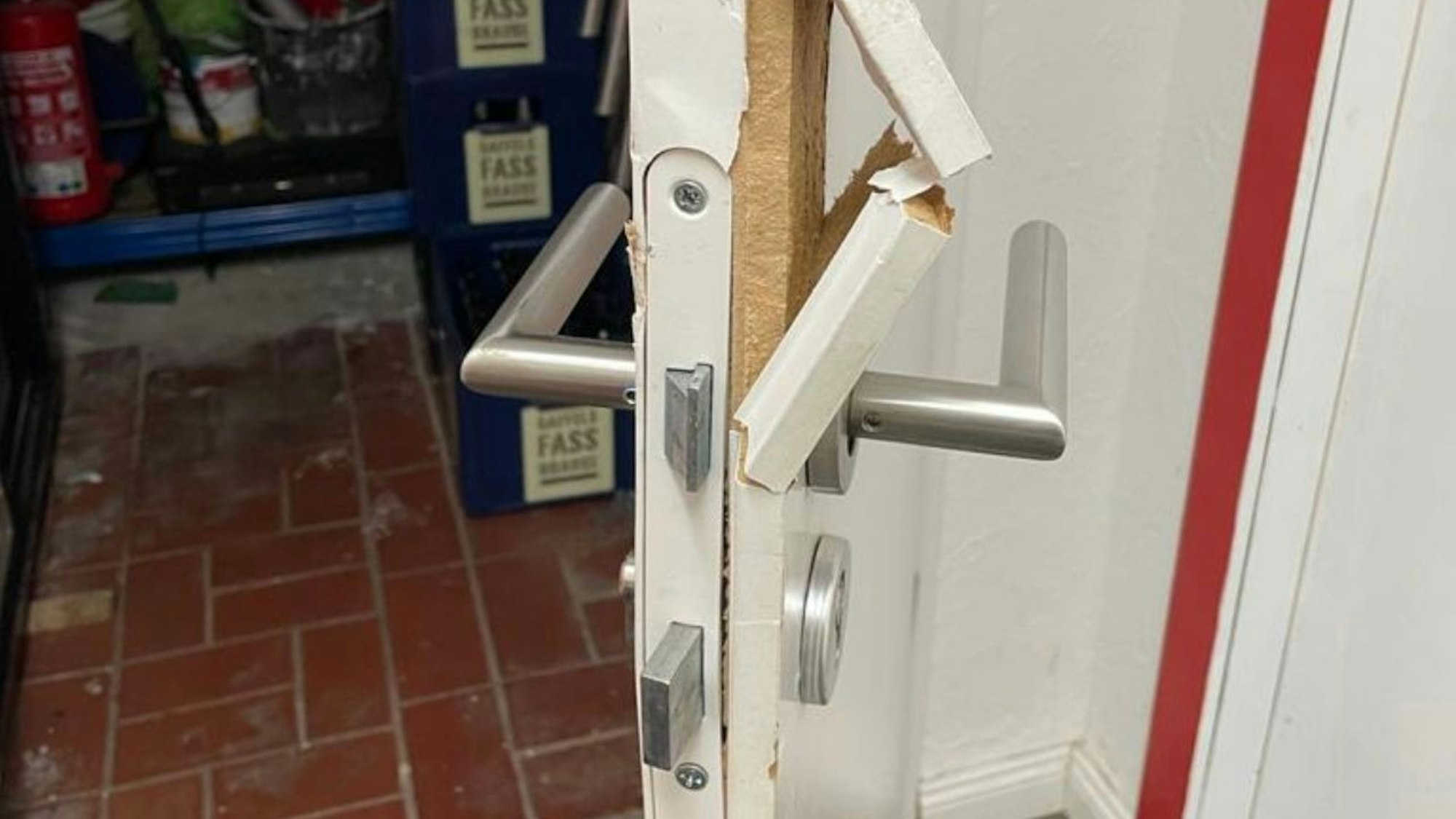 Die beschädigte Tür des Vereinsheims.