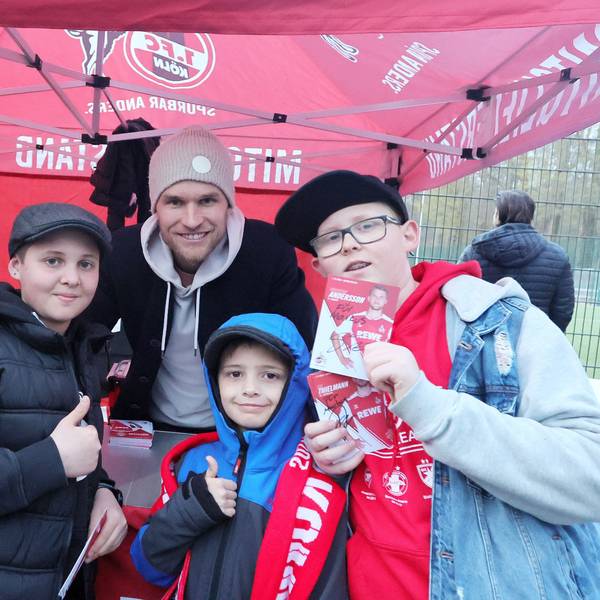 Kölns Stürmer Sebastian Andersson lässt sich während des Banach-Gedächtnisspiels mit FC-Fans fotografieren.