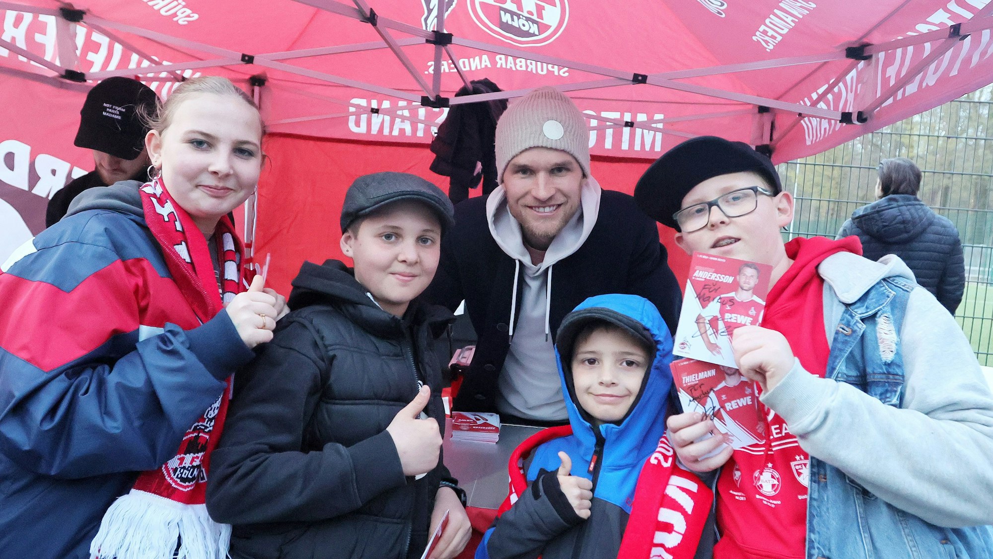 Kölns Stürmer Sebastian Andersson lässt sich während des Banach-Gedächtnisspiels mit FC-Fans fotografieren.