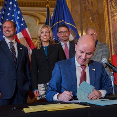 Der Gouverneur des Bundesstaates Utah, Spencer Cox, unterzeichnet ein Gesetz, das Minderjährigen den Zugang zu sozialen Medien einschränkt.