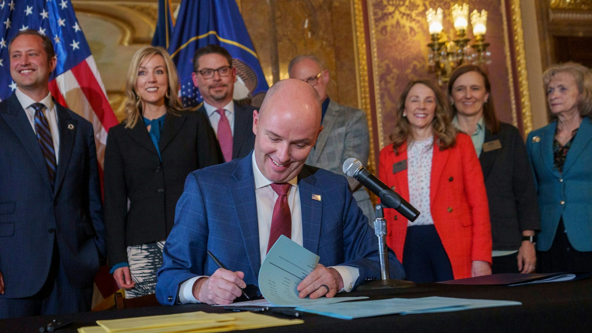 Der Gouverneur des Bundesstaates Utah, Spencer Cox, unterzeichnet ein Gesetz, das Minderjährigen den Zugang zu sozialen Medien einschränkt.