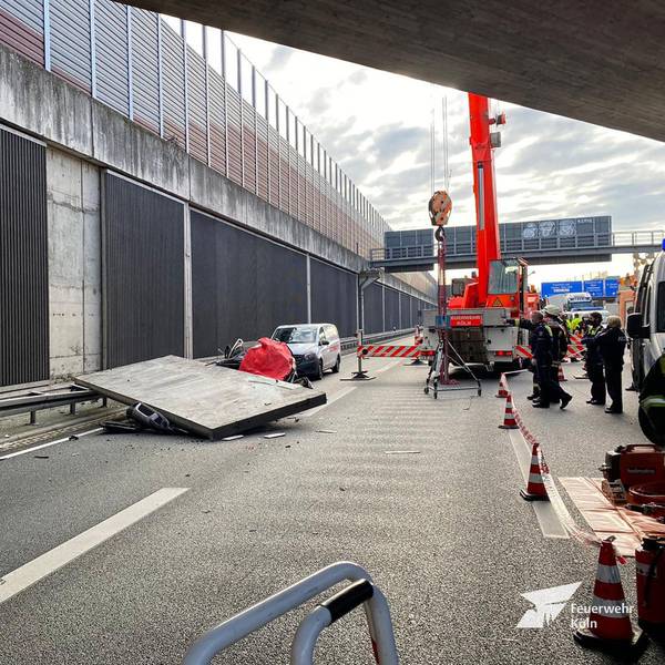 Ein Betonteil einer Lärmschutzwand liegt auf der Autobahn 3 auf einem Pkw.
