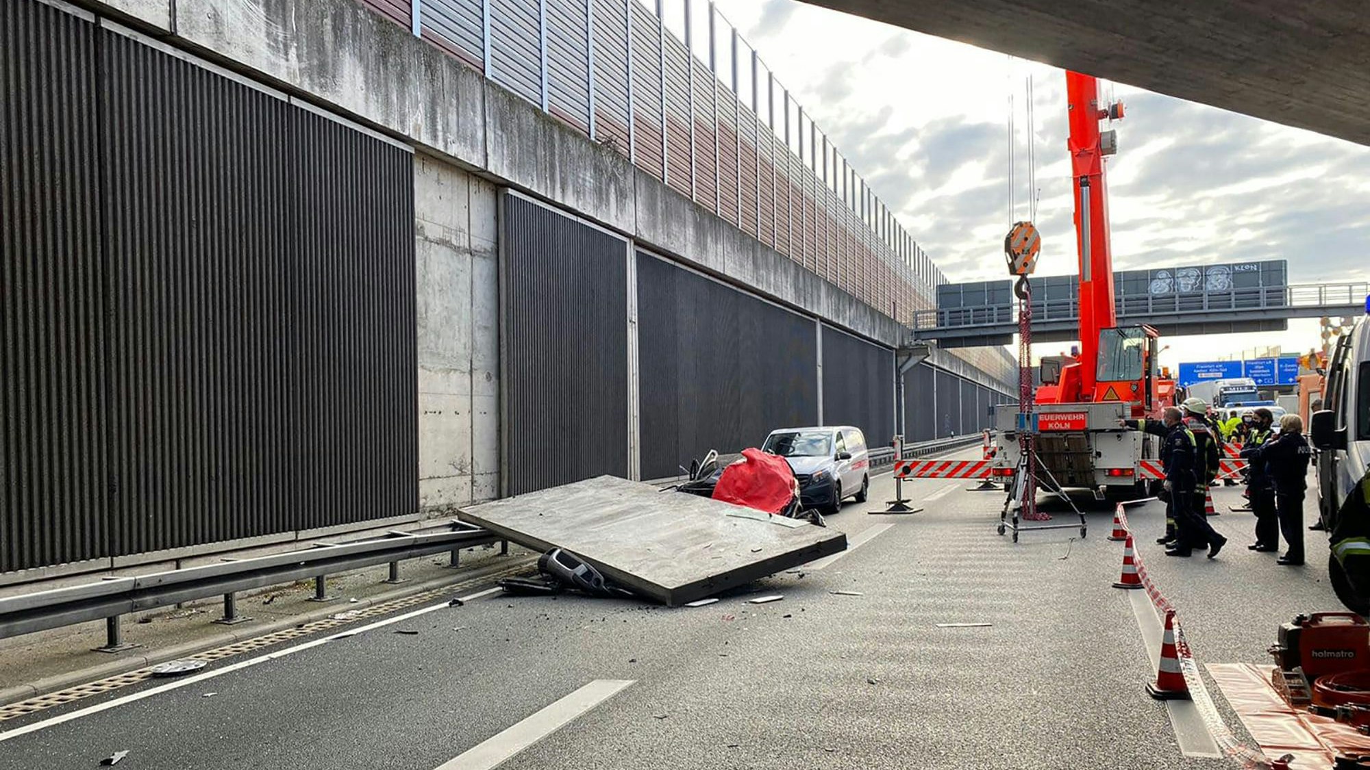 Ein Betonteil einer Lärmschutzwand liegt auf der Autobahn 3 auf einem Pkw.