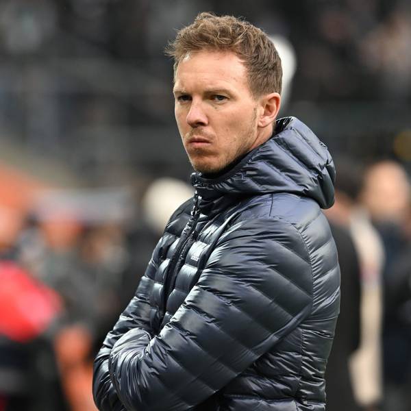 Nachdenklich steht Julian Nagelsmann am Spielfeldrand. Der FC Bayern trennte sich am Freitag offiziell von seinem Trainer.