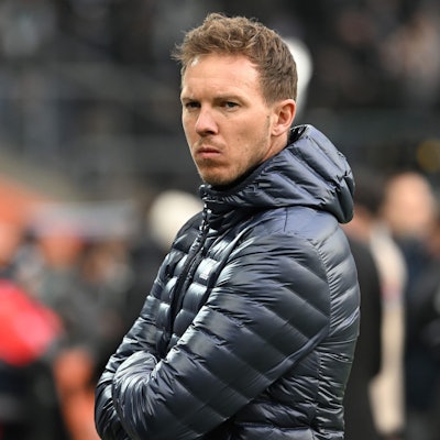 Nachdenklich steht Julian Nagelsmann am Spielfeldrand. Der FC Bayern trennte sich am Freitag offiziell von seinem Trainer.