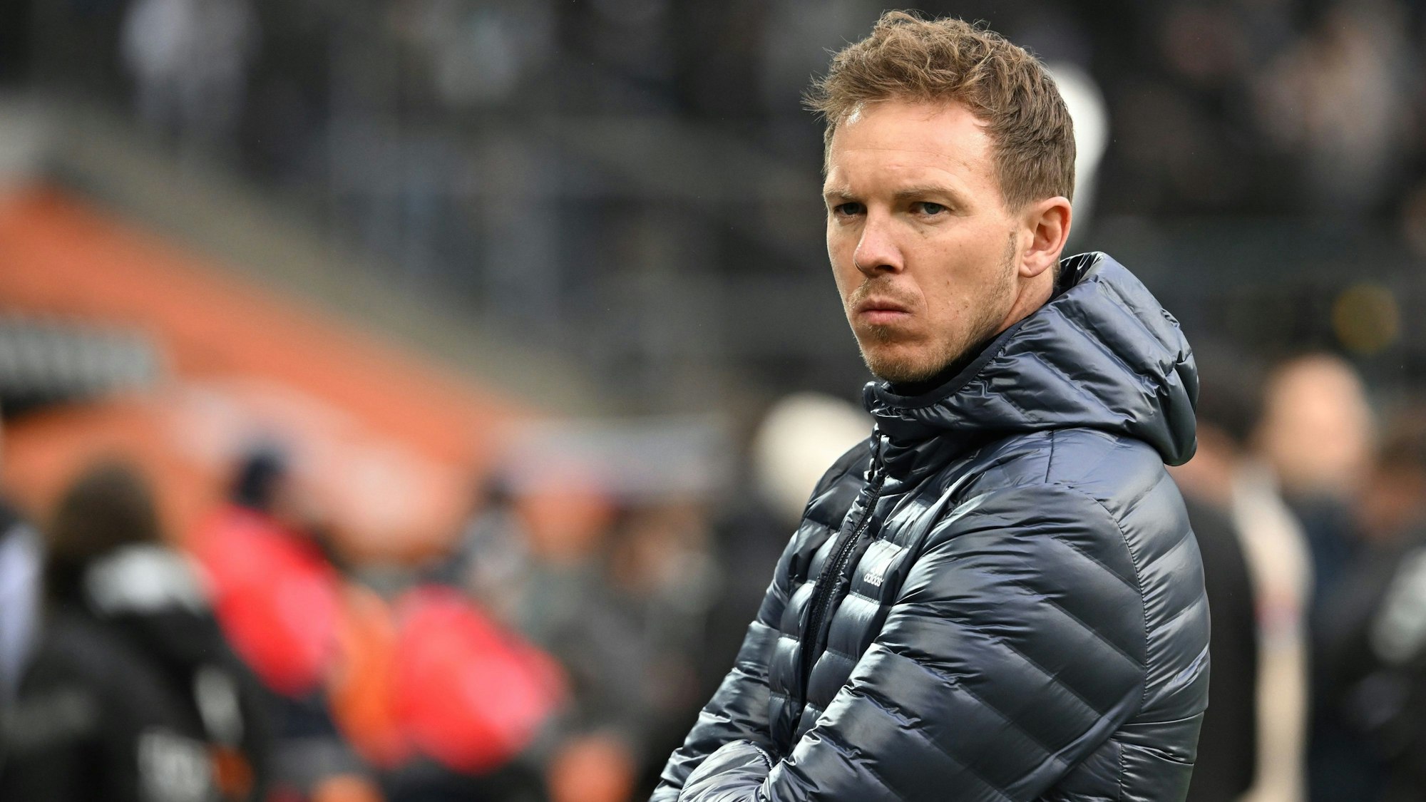Nachdenklich steht Julian Nagelsmann am Spielfeldrand. Der FC Bayern trennte sich am Freitag offiziell von seinem Trainer.