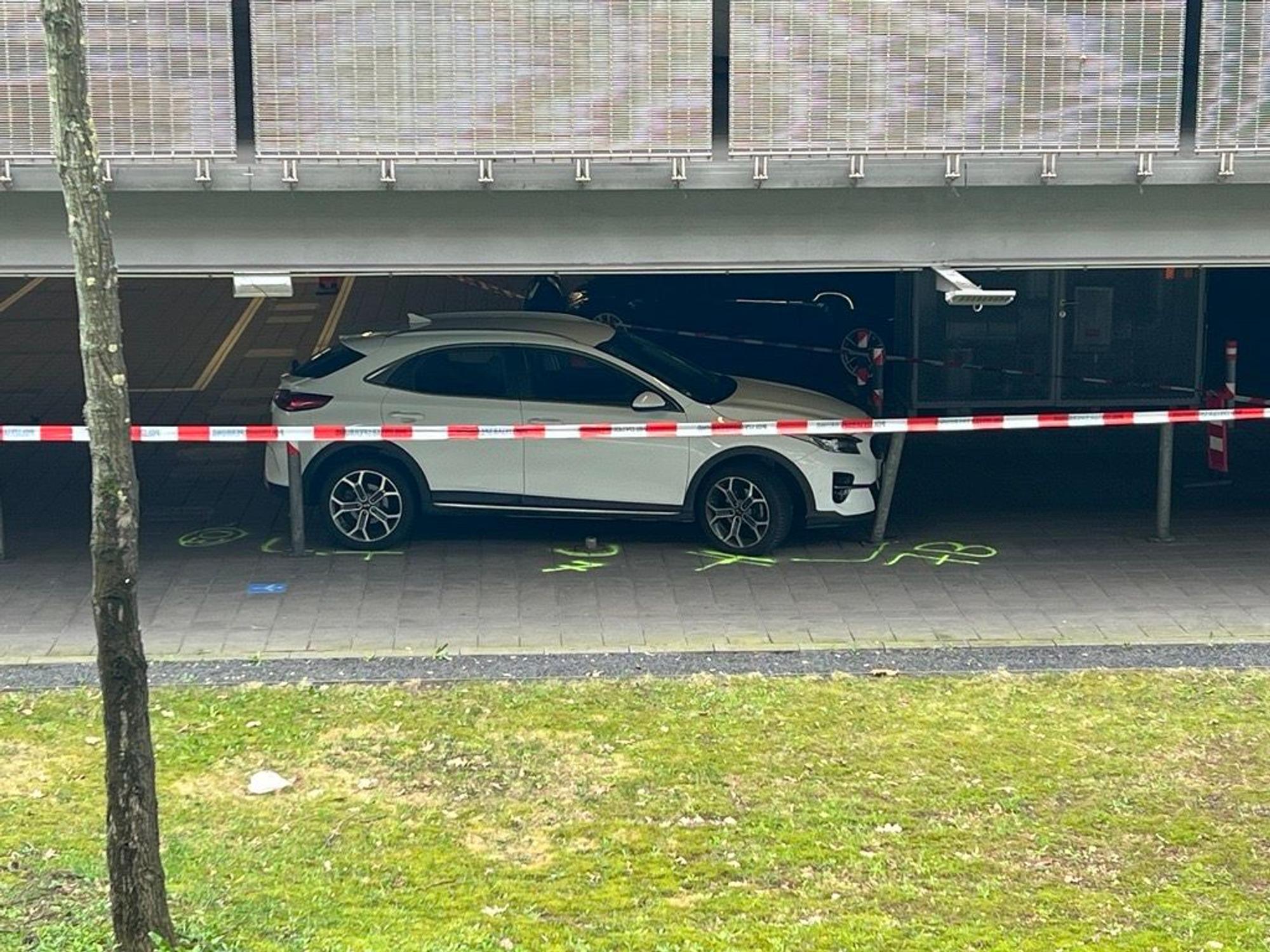 Ein Mann hat am Freitagmittag mehrere Autos in einem Parkhaus am Fughafen Köln/Bonn angefahren. Auch Fußgänger sind verletzt worden.