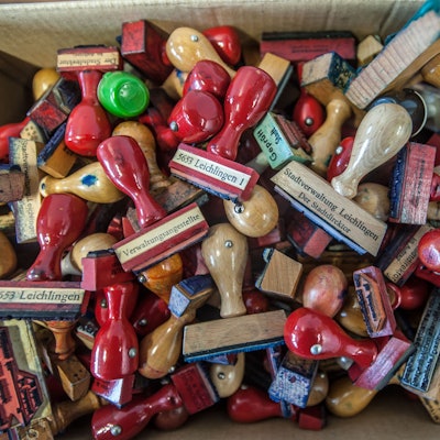 Stempel liegen übereinander.