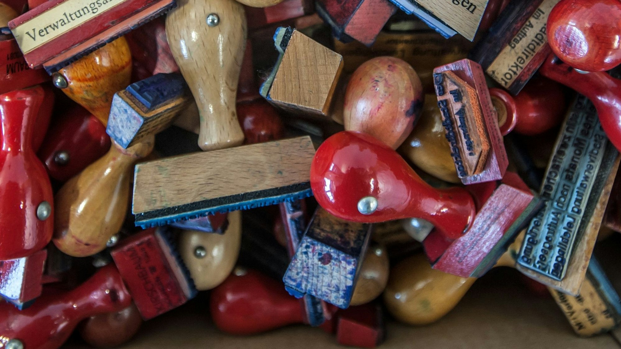 Stempel liegen übereinander.