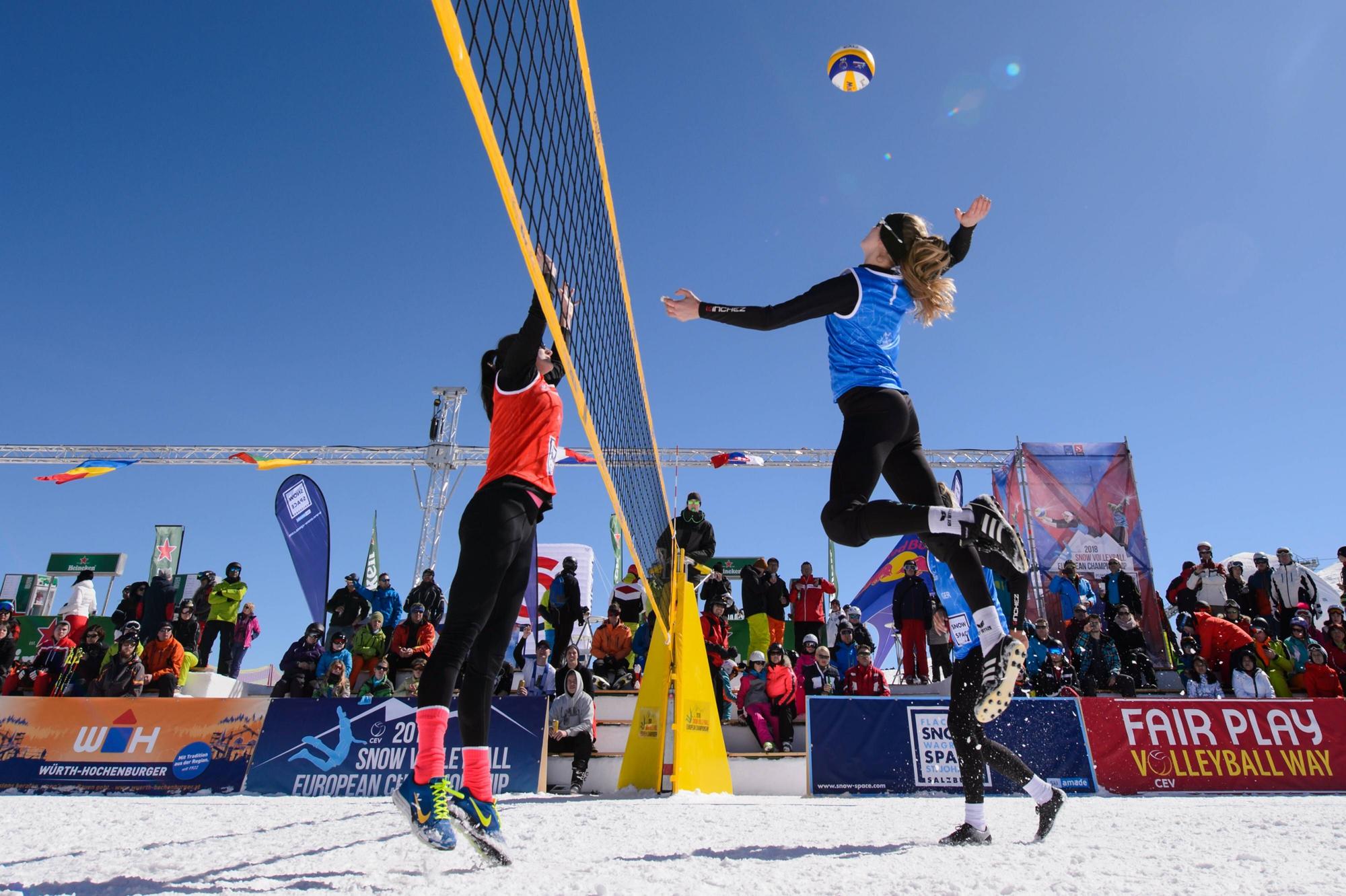 24.03.2018, Flying Mozart, Wagrain Snowvolleyball, Europameisterschaft 2018, Karoline Fröhlich / Froehlich / Lena Overländer / Overlaender (GER) vs. Ekaterina Syrtseva / Ksenia Khakimzanova (RUS) Angriff Lena Overländer / Overlaender (GER) *** 24 03 2018 Flying Mozart Wagrain Snowvolleyball European Championship 2018 Karoline Cheerful Froehlich Lena Overländer Overlaender GER vs Ekaterina Syrtseva Ksenia Khakimzanova RUS Attack Lena Overländer Overlaender GER