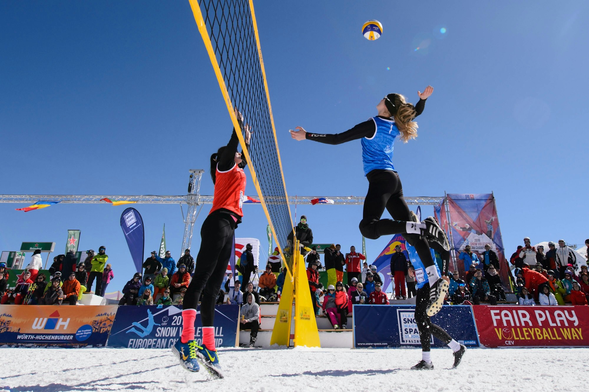 24.03.2018, Flying Mozart, Wagrain Snowvolleyball, Europameisterschaft 2018, Karoline Fröhlich / Froehlich / Lena Overländer / Overlaender (GER) vs. Ekaterina Syrtseva / Ksenia Khakimzanova (RUS) Angriff Lena Overländer / Overlaender (GER) *** 24 03 2018 Flying Mozart Wagrain Snowvolleyball European Championship 2018 Karoline Cheerful Froehlich Lena Overländer Overlaender GER vs Ekaterina Syrtseva Ksenia Khakimzanova RUS Attack Lena Overländer Overlaender GER