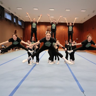 Mädchen springen und bilden Figuren in einer Burscheider Turnhalle.
