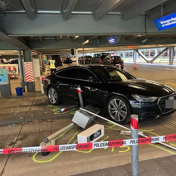 Ein Mann hat am Freitagmittag mehrere Autos in einem Parkhaus am Fughafen Köln/Bonn angefahren. Auch Fußgänger sind verletzt worden.