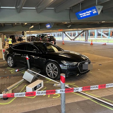 Ein Mann hat am Freitagmittag mehrere Autos in einem Parkhaus am Fughafen Köln/Bonn angefahren. Auch Fußgänger sind verletzt worden.