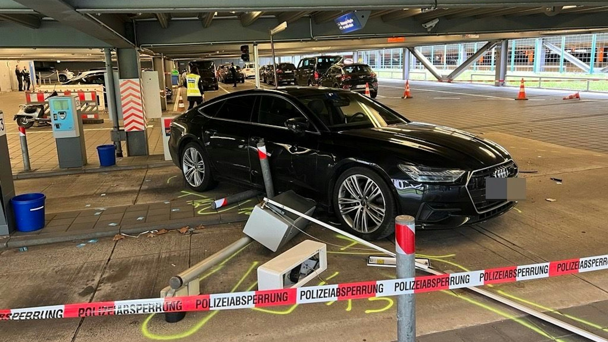 Ein Mann hat am Freitagmittag mehrere Autos in einem Parkhaus am Fughafen Köln/Bonn angefahren. Auch Fußgänger sind verletzt worden.