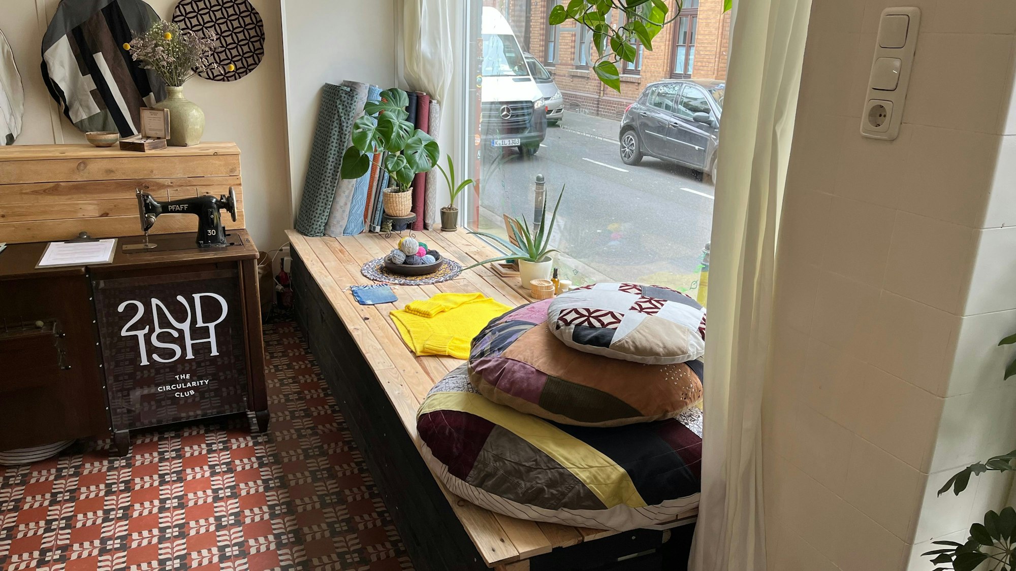 Eine Auslage hinter einem Schaufenster.