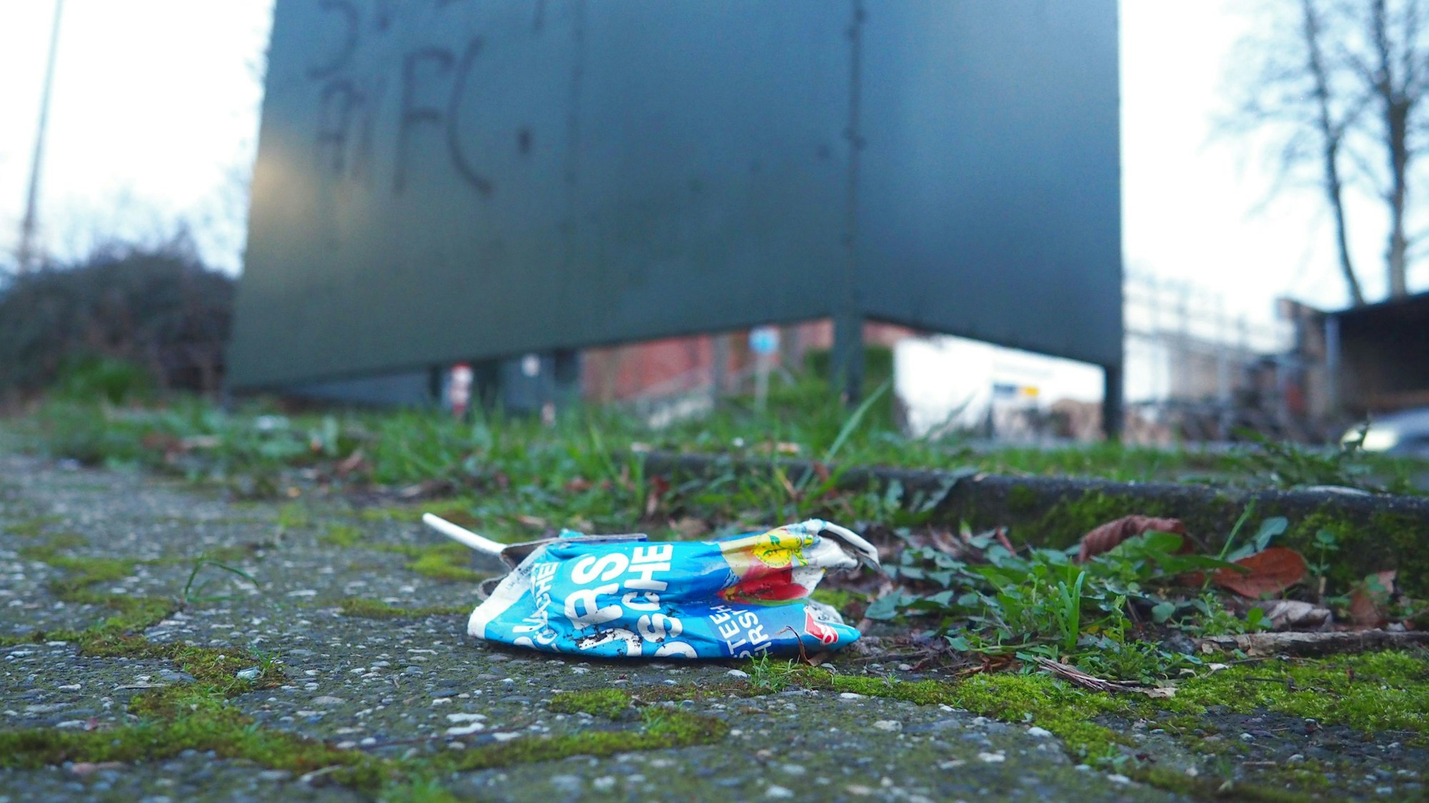 Ein Getränkekarton hinter der Bushaltestelle am Rathaus in Burscheid.