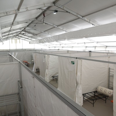 Das Bild zeigt ein großes Zelt zur Unterbringung von Flüchtlingen.