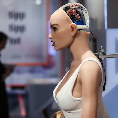 Die digitale Sexpuppe Harmony ist im Profil zu sehen, die Schale ihres ihr Hinterkopfs ist entfernt und gibt den Blick auf Kabel und Chips frei. Die Ausstellung „#DeutschlandDigital“ ist bis Februar 2024 im Bonner Haus der Geschichte zu sehen.