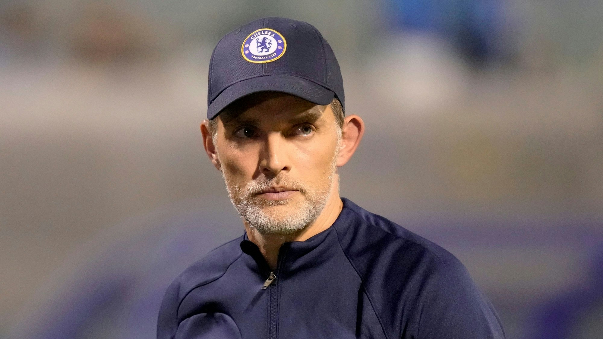 Chelseas damaliger Trainer Thomas Tuchel steht am Spielfeldrand. Laut Medienberichten soll Thomas Tuchel Favorit auf die Nachfolge des entlassenen Bayern Trainers Nagelsmann sein. (zu dpa: «Bild: FC Bayern trennt sich von Trainer Nagelsmann») Foto: Darko Bandic/AP/dpa +++ dpa-Bildfunk +++