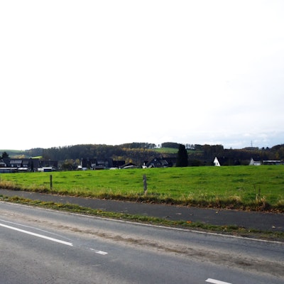Das geplante Neubaugebiet liegt unterhalb von Niederröttenscheid und oberhalb der Nikolausstraße mit Blick in Richtung Neye.