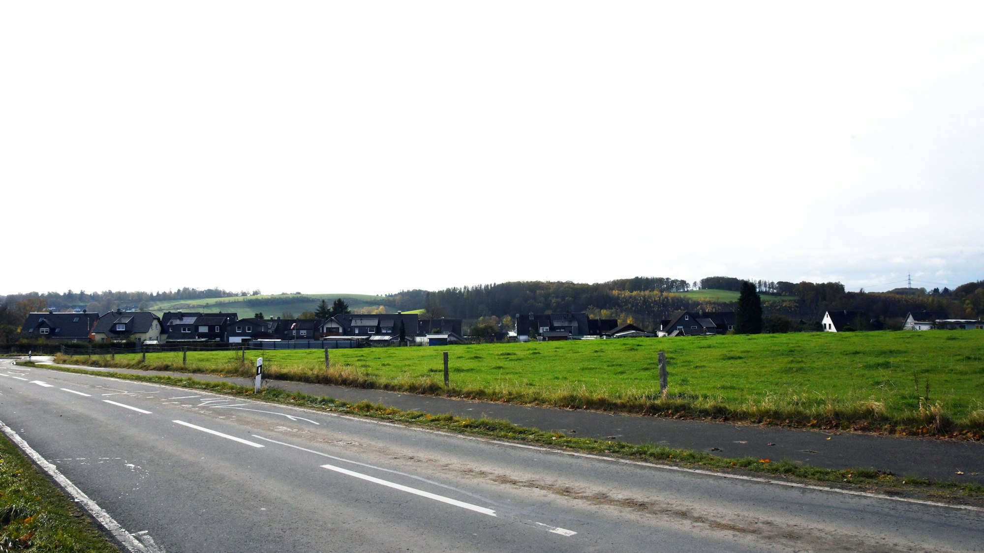 Das geplante Neubaugebiet liegt unterhalb von Niederröttenscheid und oberhalb der Nikolausstraße mit Blick in Richtung Neye.