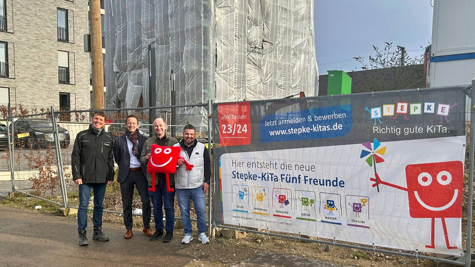 Verantwortliche stehen vor dem Neubau in Ehrenfeld.