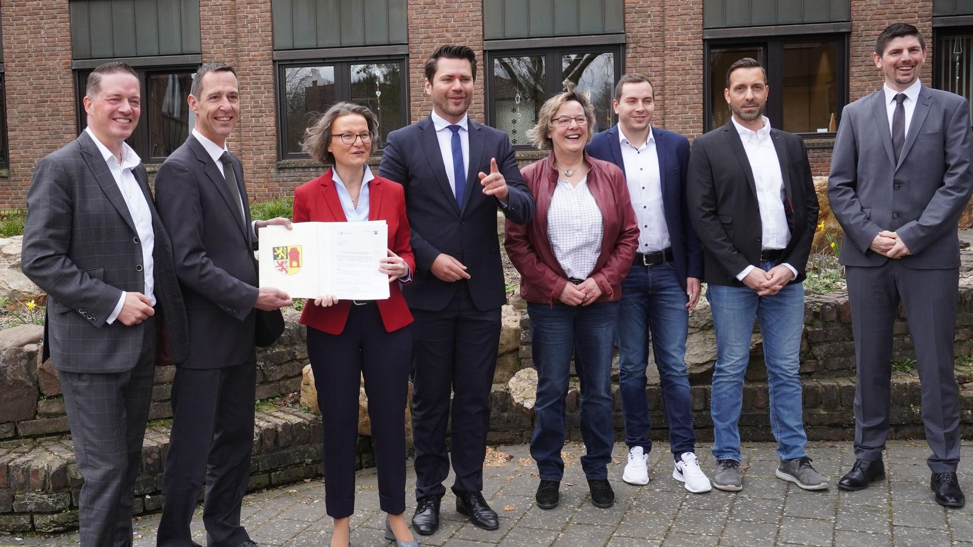 Auf dem Foto sind mehrere Vertreter der Landespolitik und Kerpener Politiker zu sehen, darunter der Landtagsabgeordnete Thomas Okos.